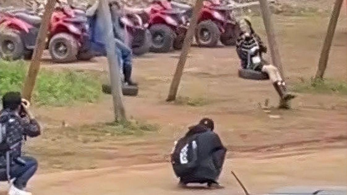 杨幂|杨幂韩东君录制《花儿与少年》的路透照流出，荡着秋千，有说有笑