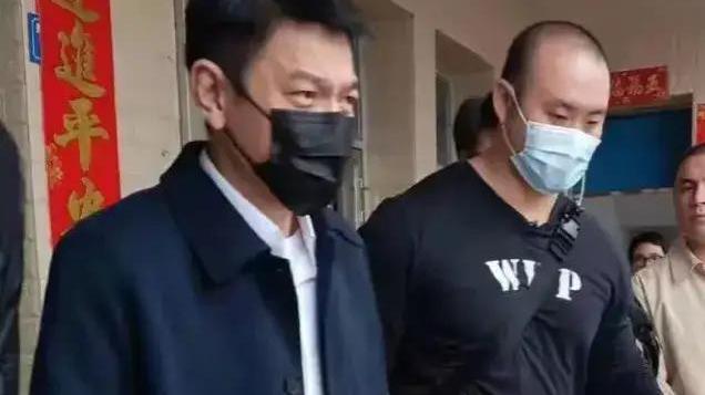 刘德华|刘德华现身汕尾拍戏，全程戴口罩和粉丝打招呼，网友：很接地气！