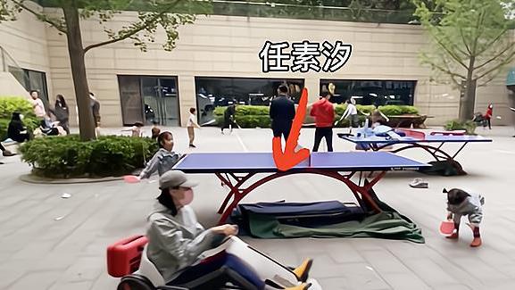 任素汐|任素汐吸烟引热议！孩子靠近赶忙踩灭烟头，网友反呛：素质待提升