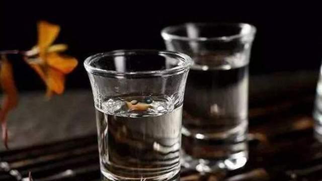 |为什么有人喝酒时在手旁总放一杯水，新人不明白，老酒友一眼看穿