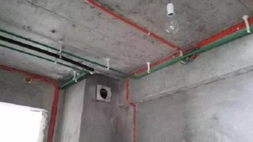 业主说现在水电都是走顶的，不走地了，而师傅的反问很现实