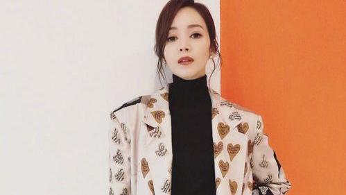 侯佩岑|侯佩岑带儿出门近况曝！网友「头发好稀疏」吓坏：生活压力不小…