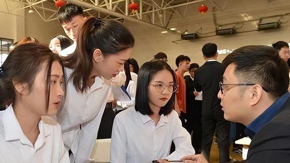 大学生|大学生面试被考官问烧脑题，女生仅回答2个字便被录取，实在是高