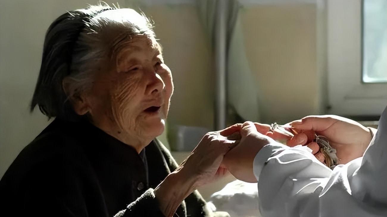 疾病|人老了身上有异味，仅仅是因为卫生不好吗？提醒：你先别这么想