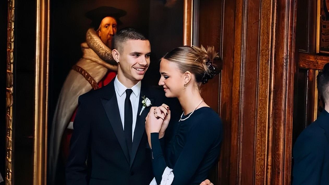 贝克汉姆|贝克汉姆19岁次子女友偷偷发婚纱照，无视大嫂，没有亚洲人的规矩