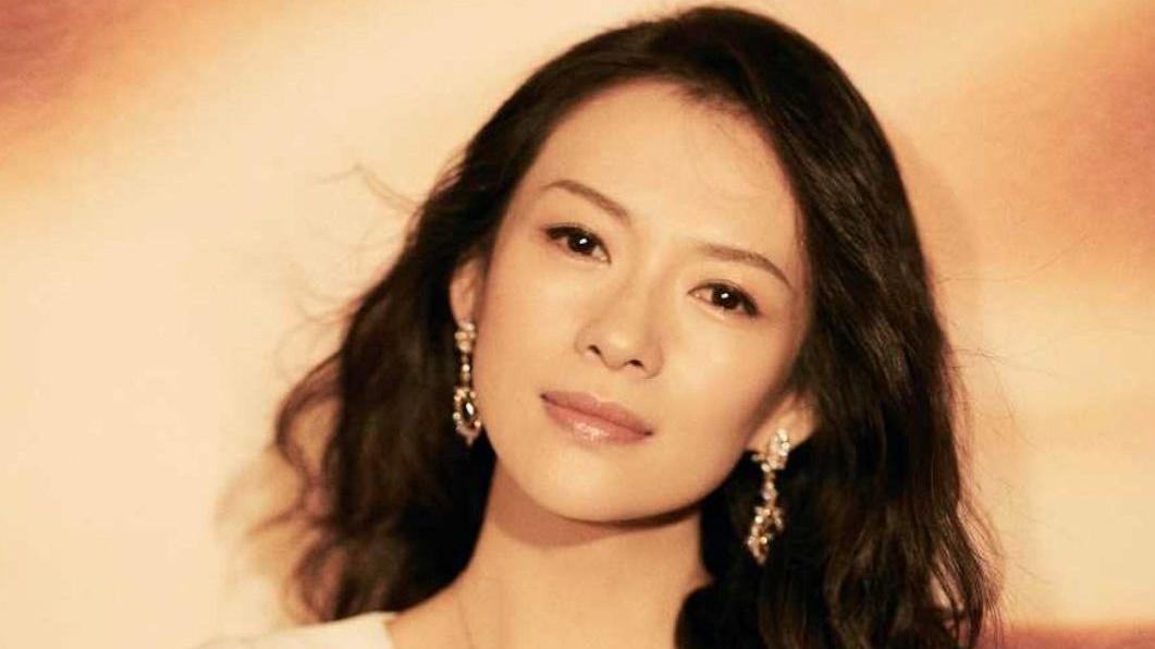 章子怡|章子怡五官真抗打，穿V领礼服与奶茶妹妹同框，真不是年轻就能赢