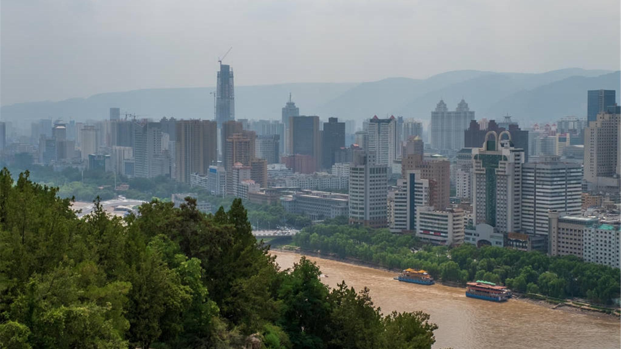 面条|兰州这家20多年的炒肉店，店里只卖1个菜，饭点车子多得没地儿停