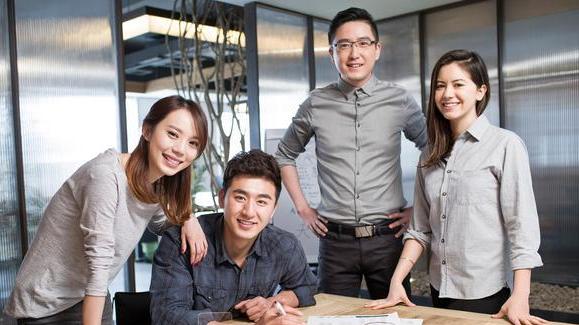 请叫我总监|男子工作28天反欠公司3280元，公司：少发一条朋友圈扣50元