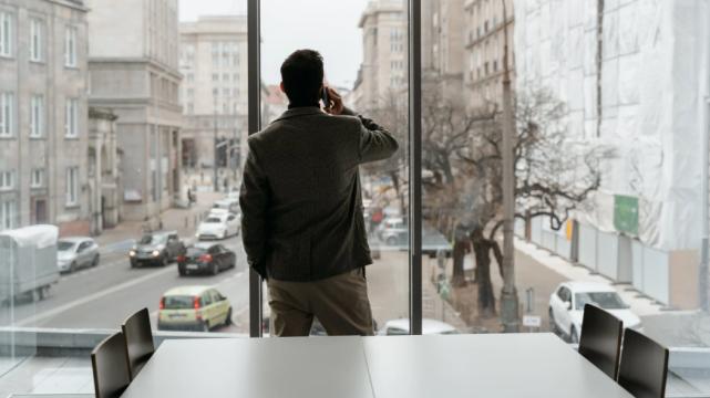 应届毕业生|陷入低谷的年轻人，想要东山再起，关键时刻要学会吃这三种苦