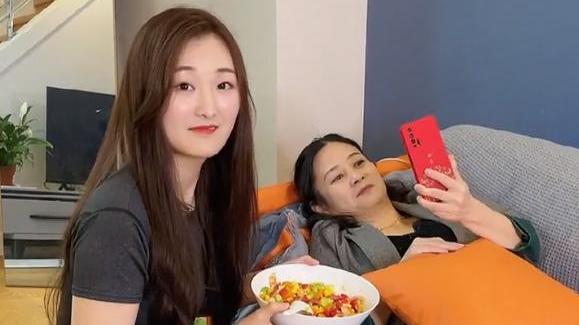 陈亚男全家移居杭州，欲摆脱大衣哥影响，新房装修很豪华