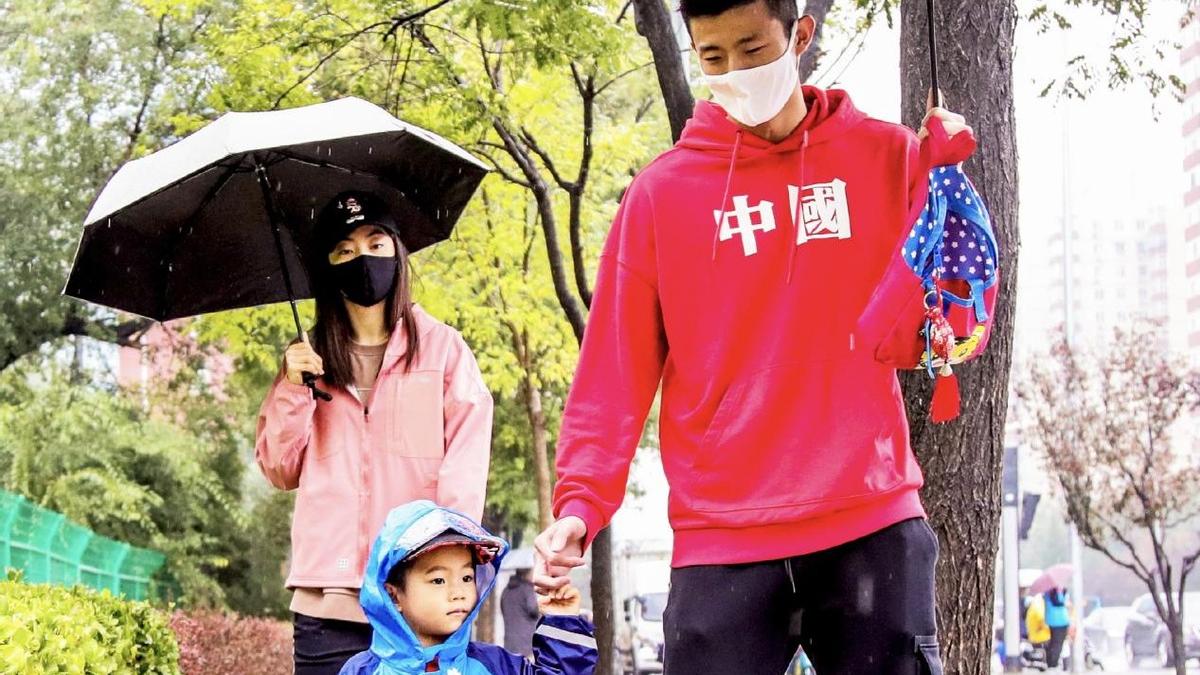 新疆维吾尔自治区|谌龙分享旅游照，一家三口幸福！老婆国羽第一美女，1米68大长腿