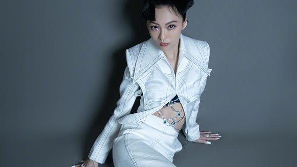 李宇春|芒果年货节：李宇春超A造型配红唇，鞠婧祎似童话公主