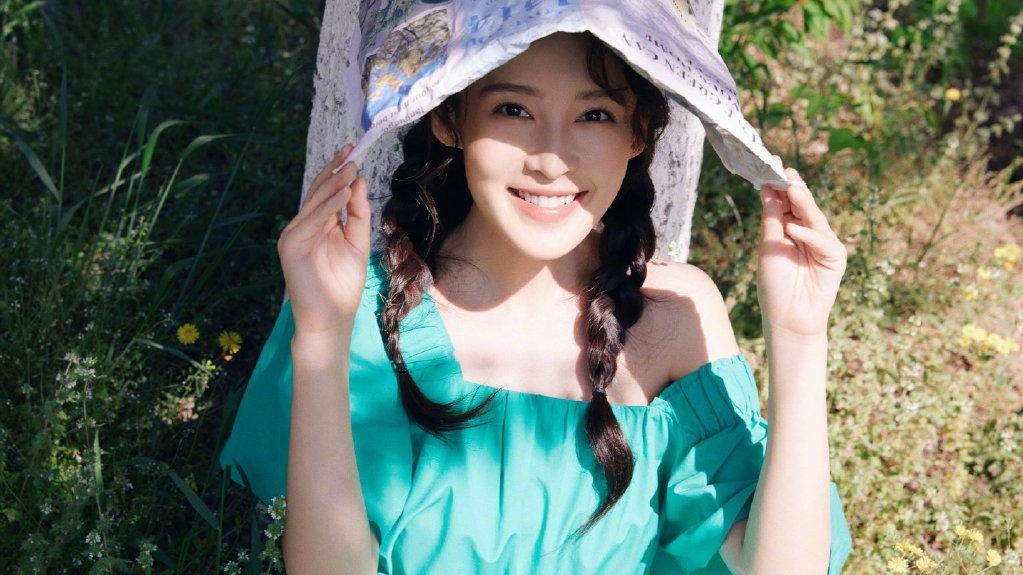 李沁|李沁不愧是氧气美女，穿绿色连衣裙清新甜美，微微一笑沁人心脾