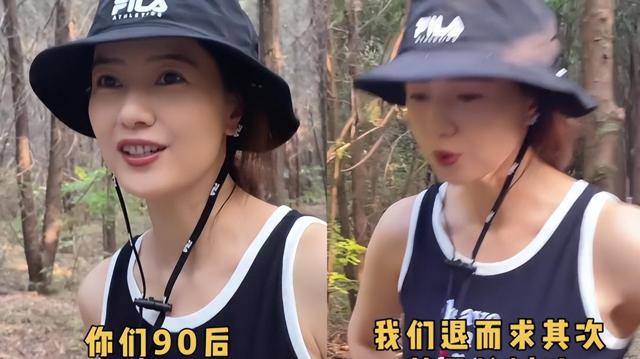 明星素颜|42岁高圆圆穿背心徒步登山，露一双白腿太惹眼，侧身曲线突出明显