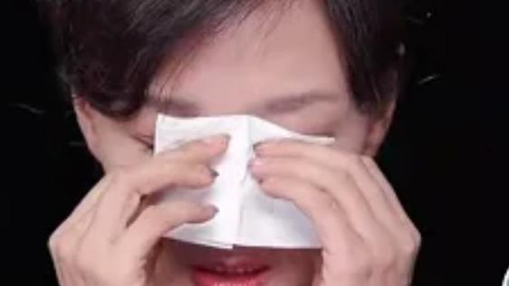 李小萌|主持人李小萌连夜下架争议视频！在镜头前情绪失控，一度哽咽痛哭