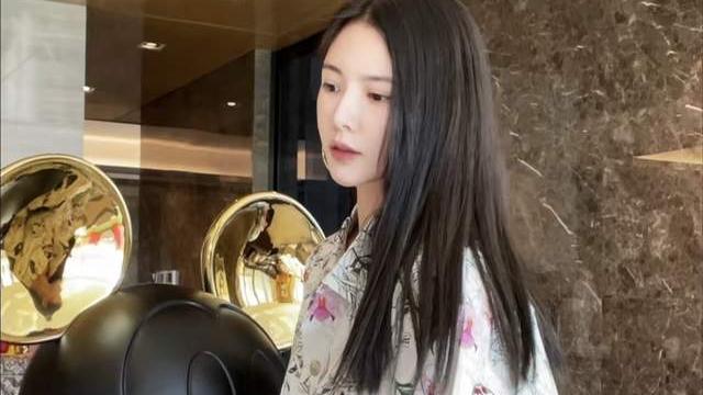 小蛋饺|杜淳分享女儿近照，一岁小蛋饺已经可以跑步，扎俩小辫子超可爱