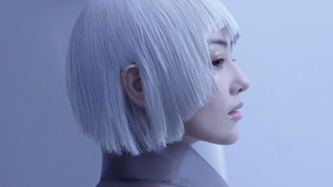 张馨予|张馨予双面AI大片流出，红色短发配绑带长靴，秒变人间芭比娃娃