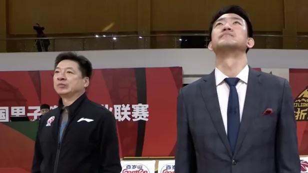 穆里尼奥|CBA三消息：厦沪上演师徒大战，姜伟泽情商尽显，周仪翔成为大腿