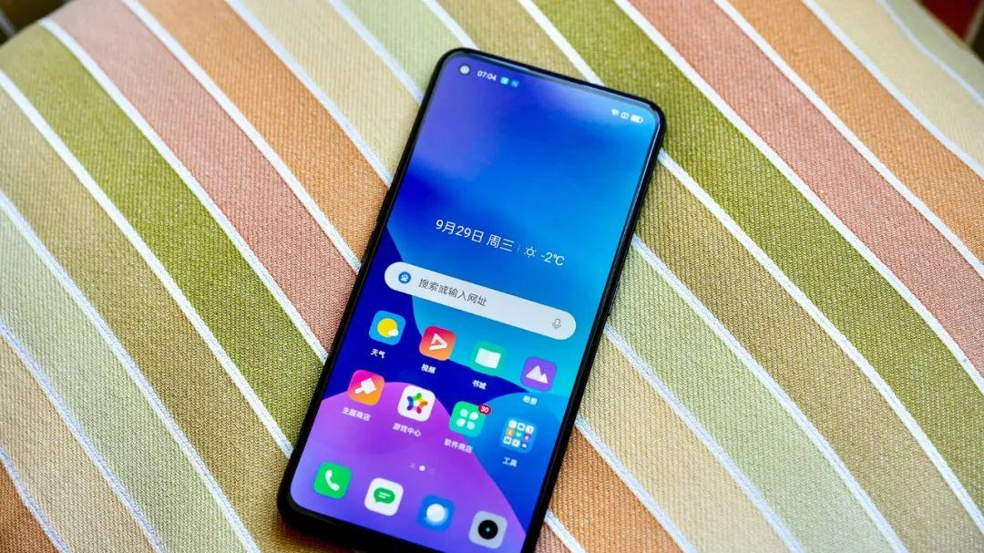 |骁龙870+三星E4屏幕+玻璃机身，2000以内能用五年的两款手机