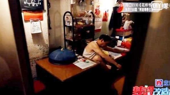 90岁爷爷的14平蜗居，没有厕所只能用夜壶，为50岁光棍儿子而爆改