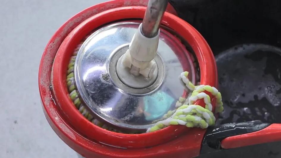 清水拖地等于白拖？在水中加点料，地面干净没污渍