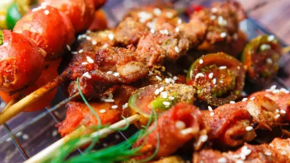 羊肉|重庆夜啤酒邀三五好友，占据一张桌子，也不要什么好菜