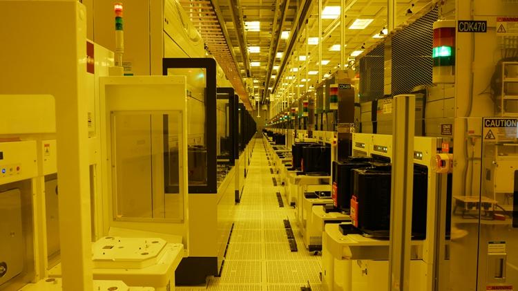 英特尔芯片厂已安装多台EUV设备：为未来芯片做好准备