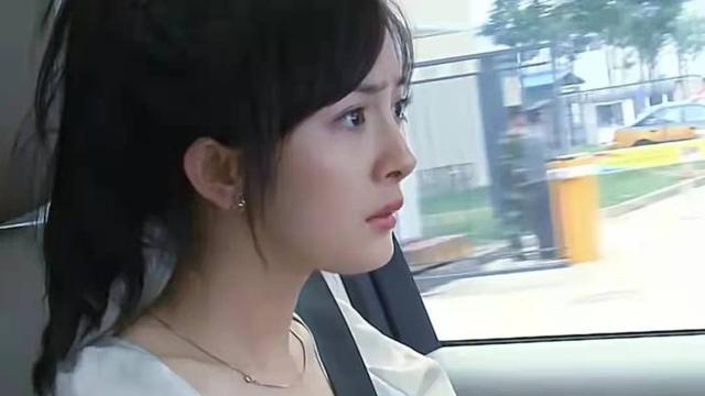 杨幂|杨幂开车照片火了，握方向盘动作引起热议，网友：一看就是新手