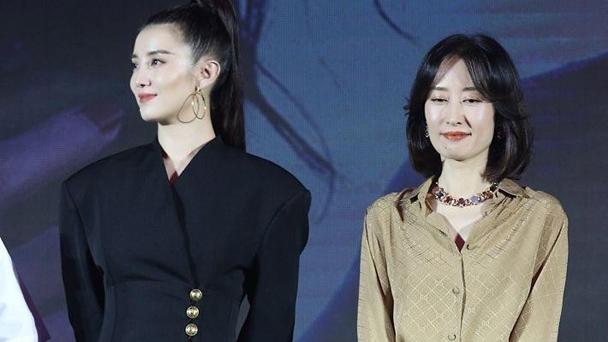穿衣搭配 刘敏涛明明只比宋佳大4岁，二人同框却似两代人，不得不说生育催人老