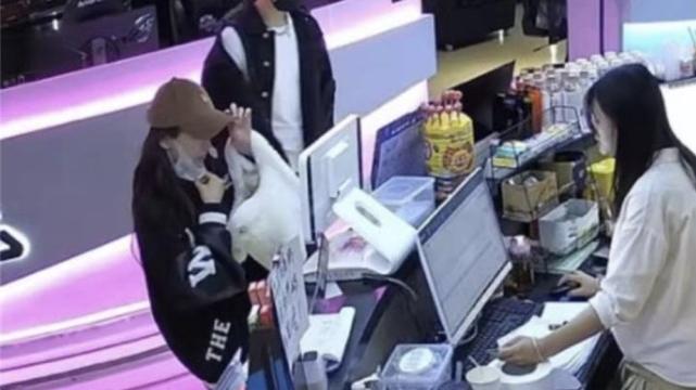 Angelababy|网传Baby和林一穿情侣装上网，监控曝光，网吧老板发声回应