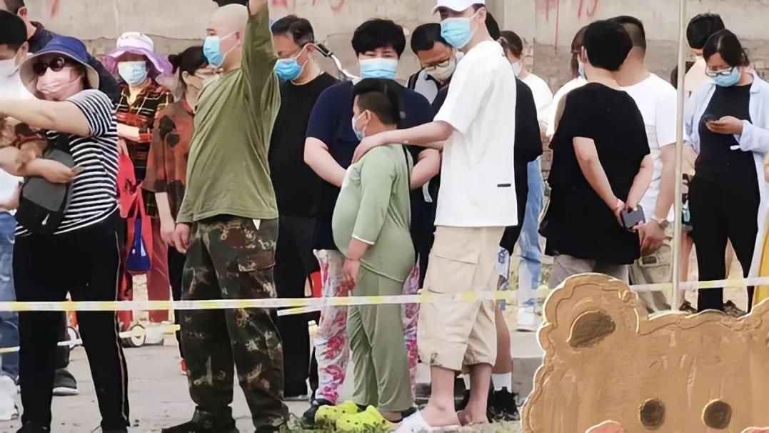 明星|9位明星北京街头做核酸：有人暴露豪华住宅，有人服装随便像睡衣