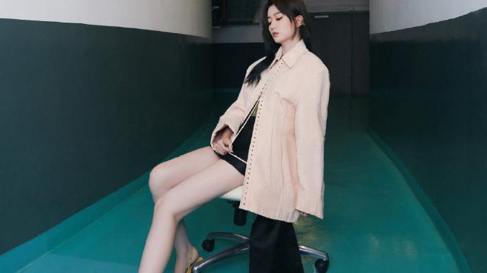 乔欣|乔欣身穿米色外套搭黑色拖尾裙在停车场演绎时尚大片，时尚帅气。????