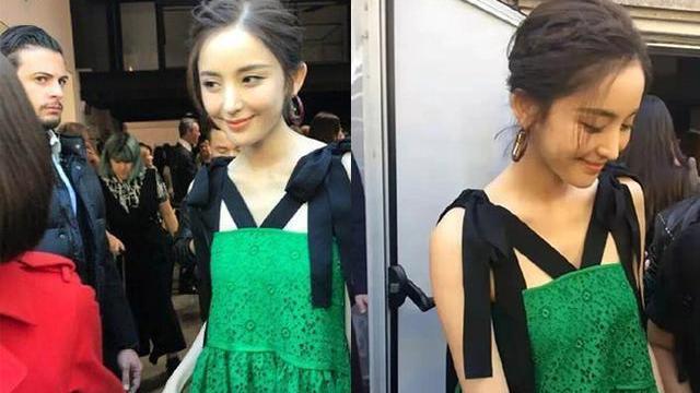 张新成|古力娜扎穿露肩装亮相，和粉丝合影诚意十足，笑容满面平易近人