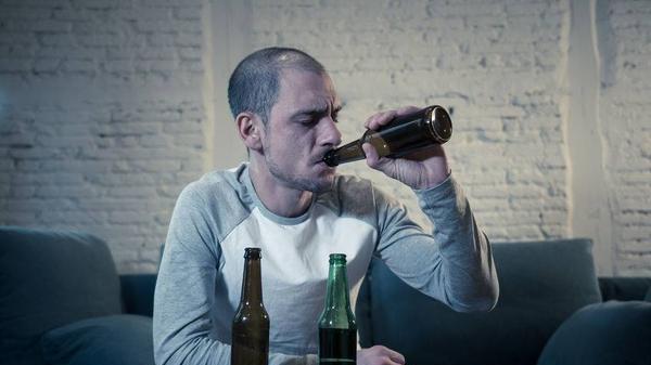 红豆|喝多少酒才算是“过量”饮酒？可从4方面分析，酒友们不妨看看！