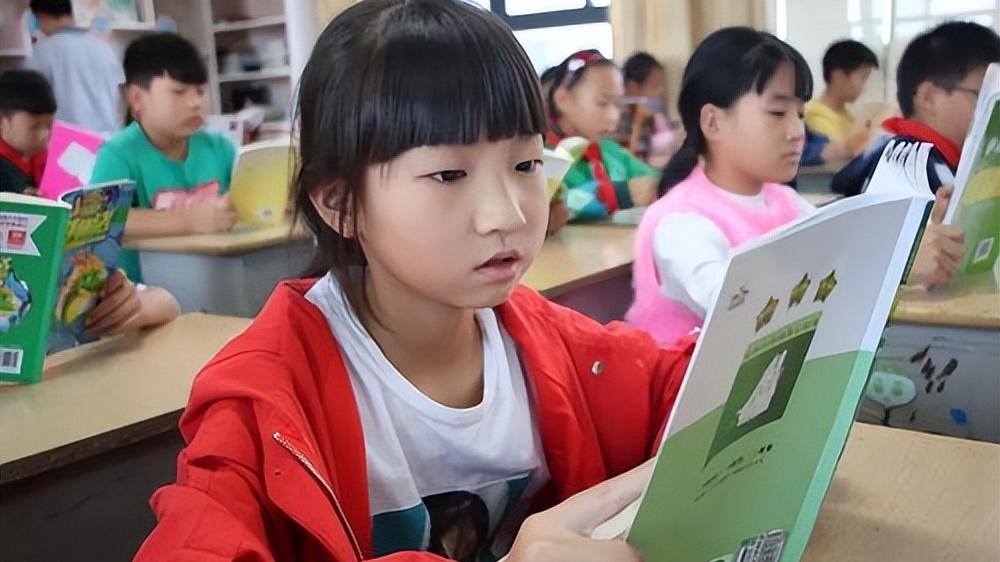 |曹文轩被推上热搜：主编内容被指欠妥，出版社回应，引起网友热议