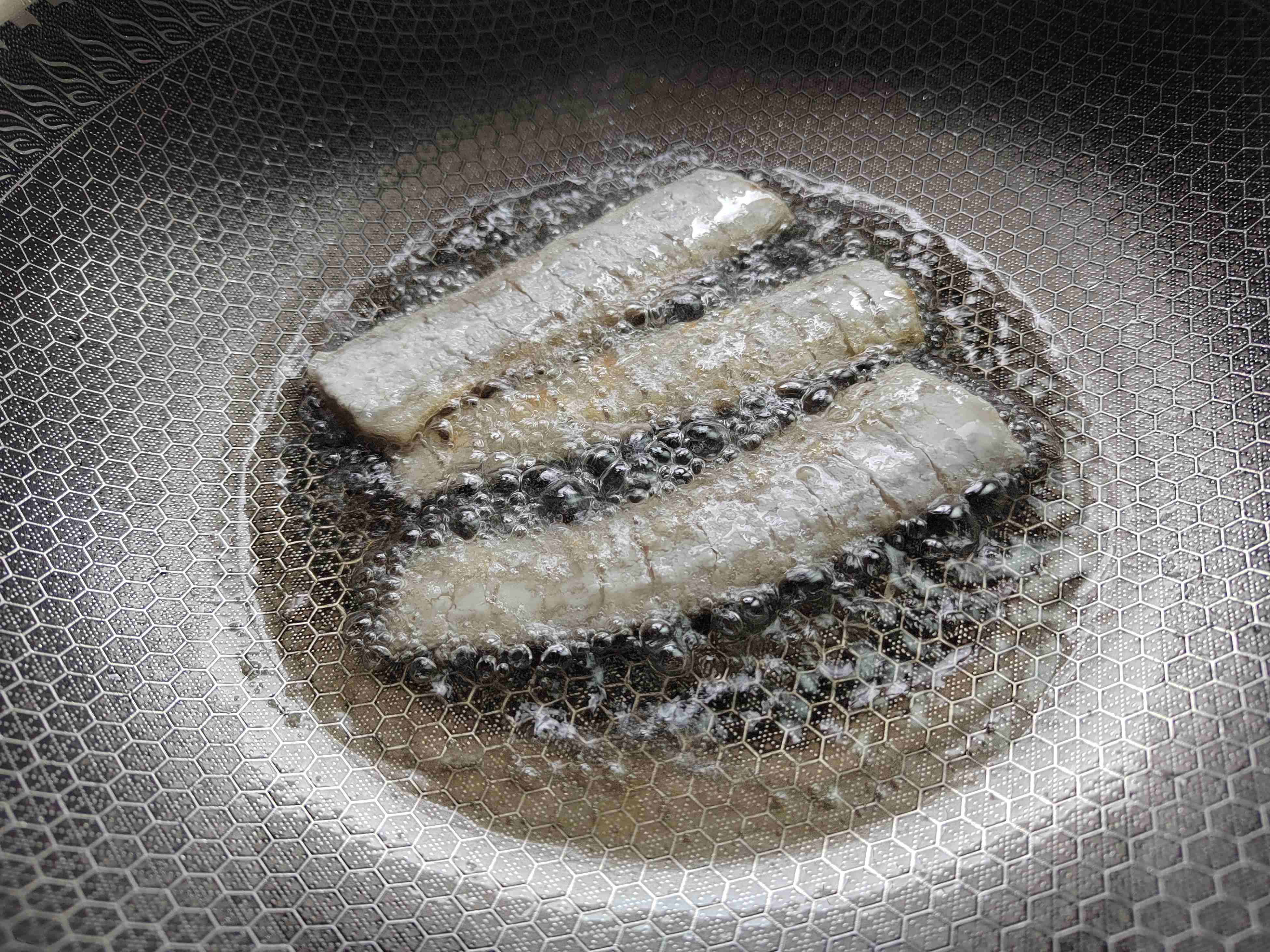 带鱼|无论煎什么鱼，直接下锅就“废了”，记住这3点，鱼肉不腥不破皮