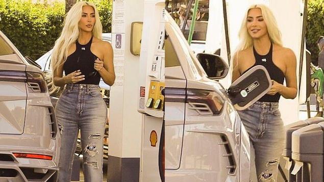 金·卡戴珊|金卡戴珊停车加油太酷，一头白发飘逸！紧身吊带秀身材，腰好细