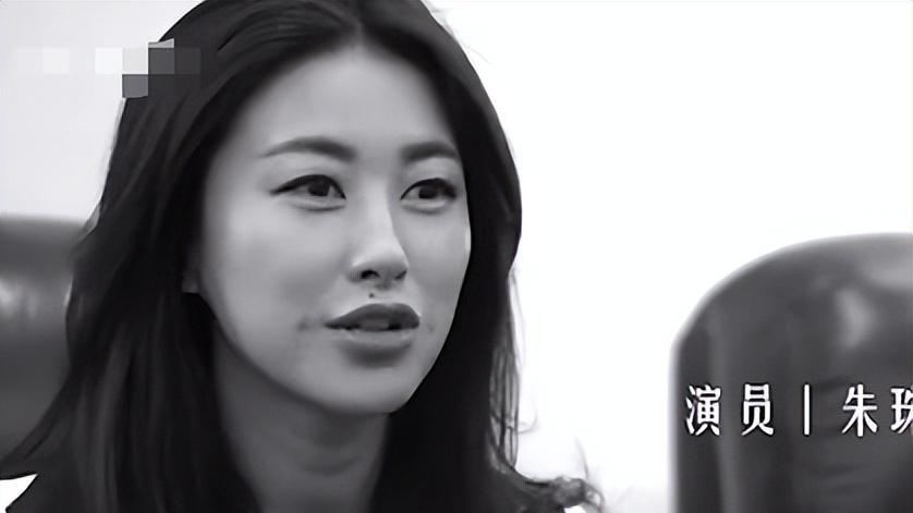 朱珠|38岁朱珠穿V领裙露事业线，锁骨精致皮肤白嫩，手上大宝石太抢眼