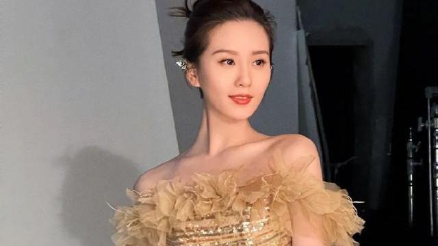 刘诗诗|刘诗诗穿一字肩裙大秀白皙香肩！肌肤娇嫩美得不可方物