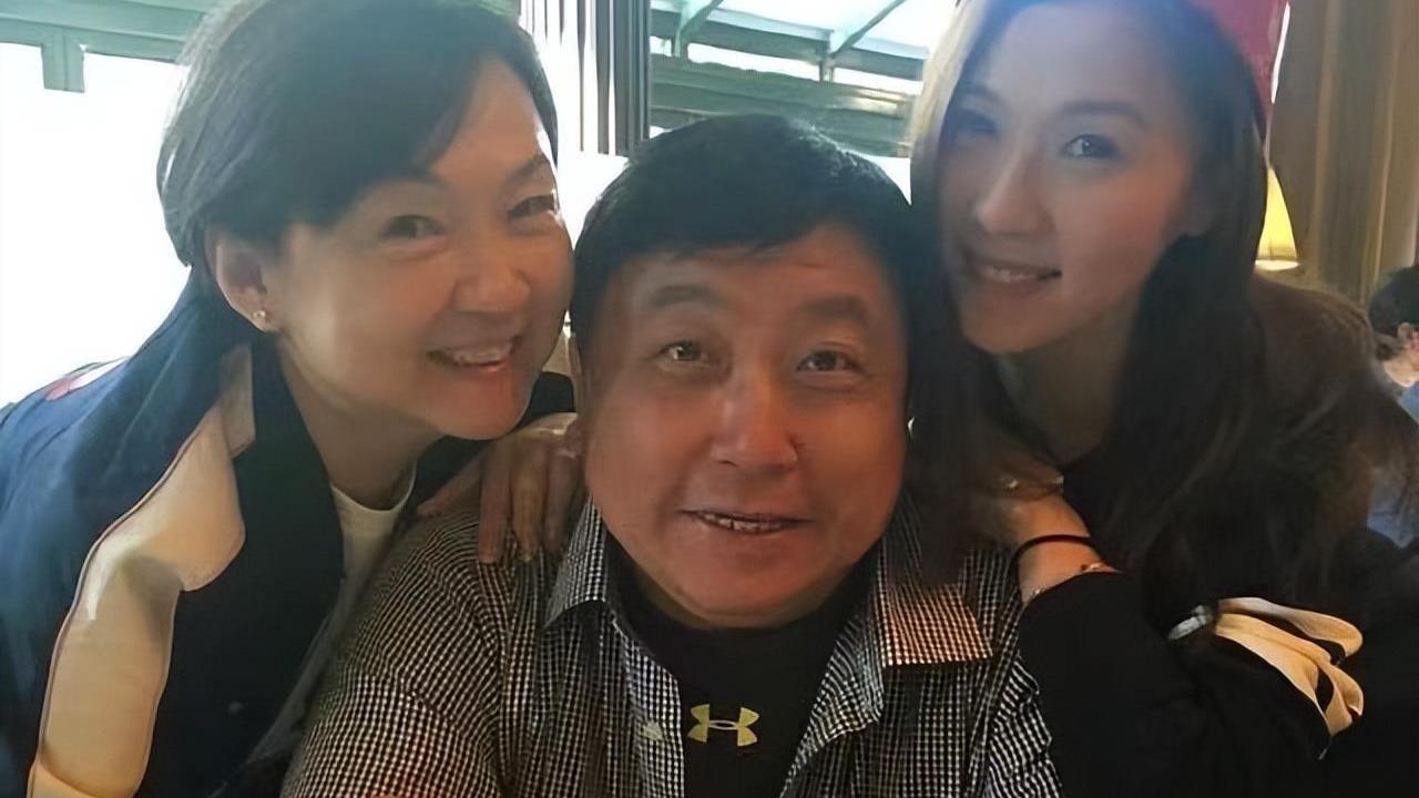 王刚|导演王刚跟女儿合拍大片，亲自捧都捧不红，颜值身高都没优势啊