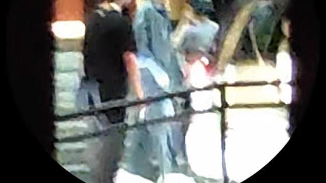 华晨宇|华晨宇到芒果台录节目，依然留着黄色长发，跟门口粉丝挥手打招呼