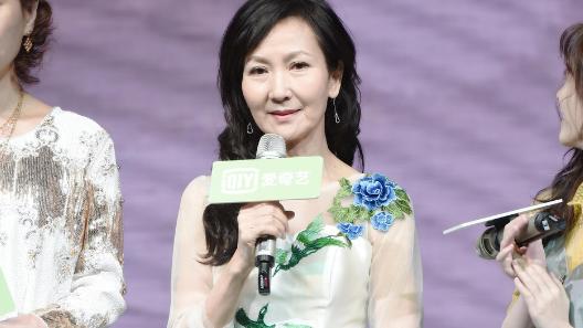 |60多岁的陈美琪晒出近照，其看起来不再年轻，网友：小青也老了！