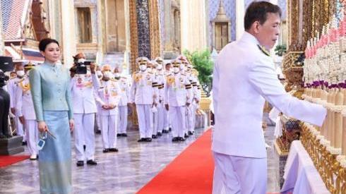 苏提达|苏提达王后妩媚动人，一袭石榴裙稳居C位，牢牢锁定泰王目光