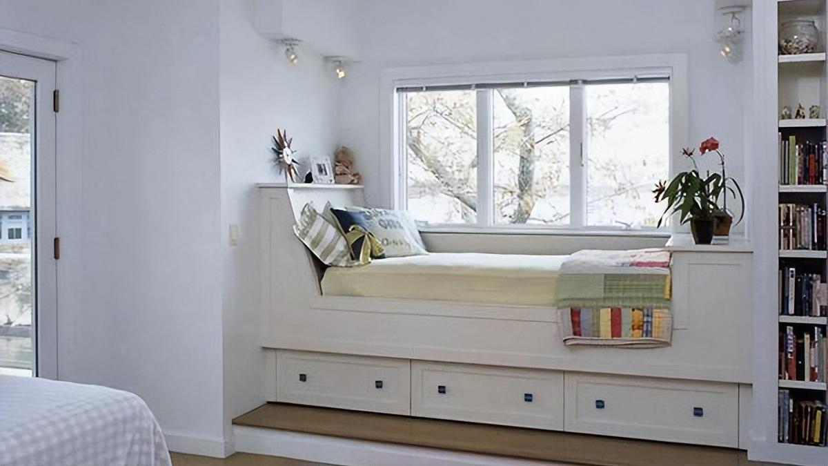 飘窗空着太浪费，直接铺一张床垫，朋友来做客还能睡，漂亮又实用！