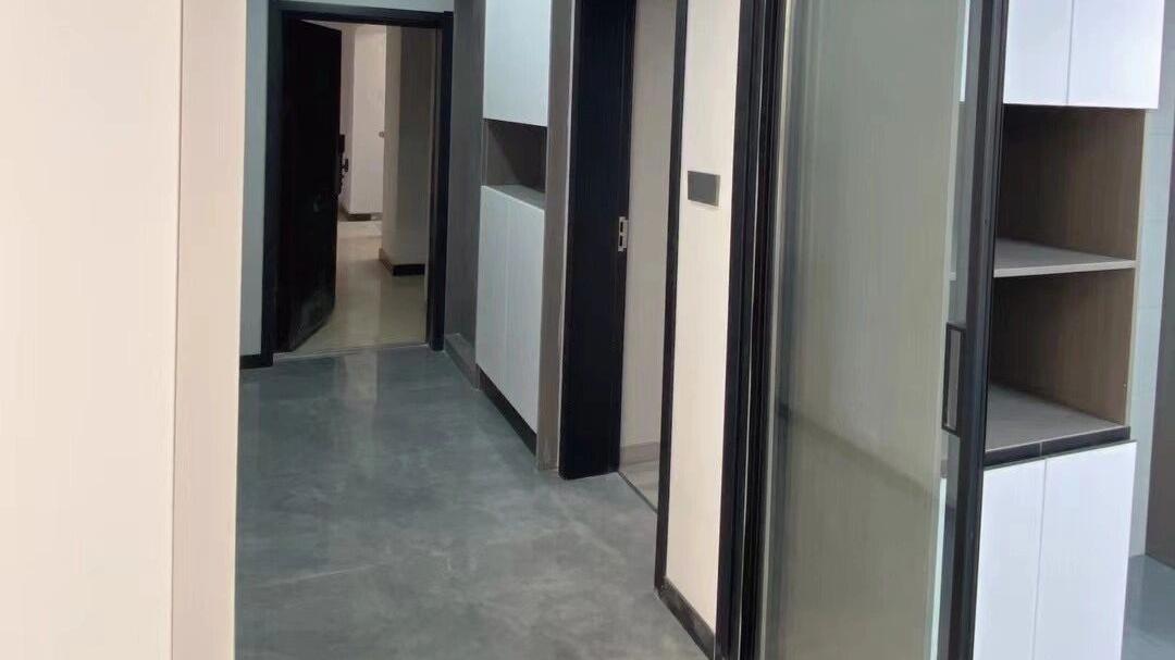 她家新房装修结束，全屋定制的柜子美观又实用，太让人羡慕啦！