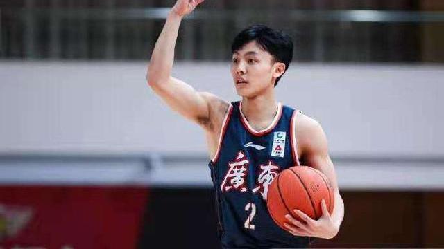 徐杰|季后赛关键误判，1米78徐杰疯狂盖帽美国外援，裁判却强行吹犯规