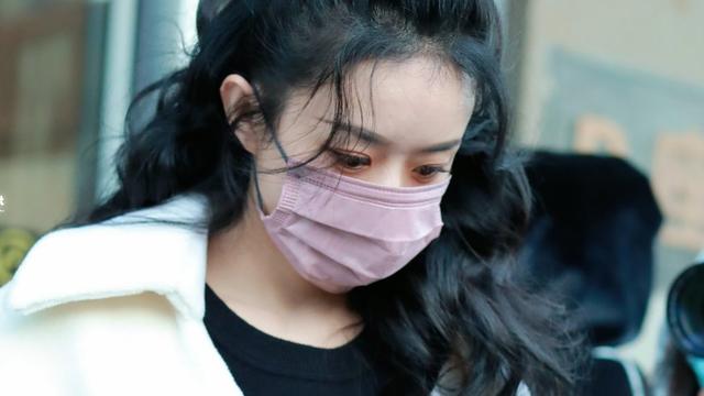 明星|明星春晚私服暴露时尚圈地位，赵丽颖空有称号，张小斐获高奢认领