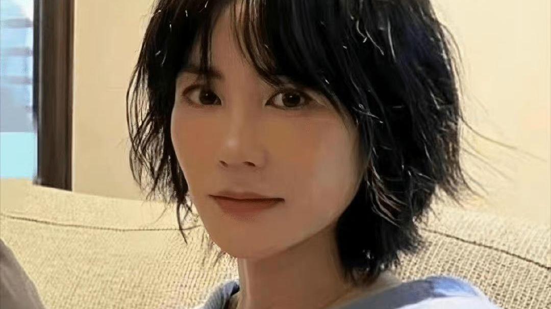 西拉米|王菲参加葬礼的造型大爆火！19年前好张扬，把黑西装直接披在肩上