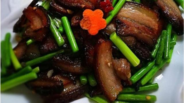 麻花|四川朋友送了一块肉，女子花了2个小时做成菜，吃了一口直接扔了