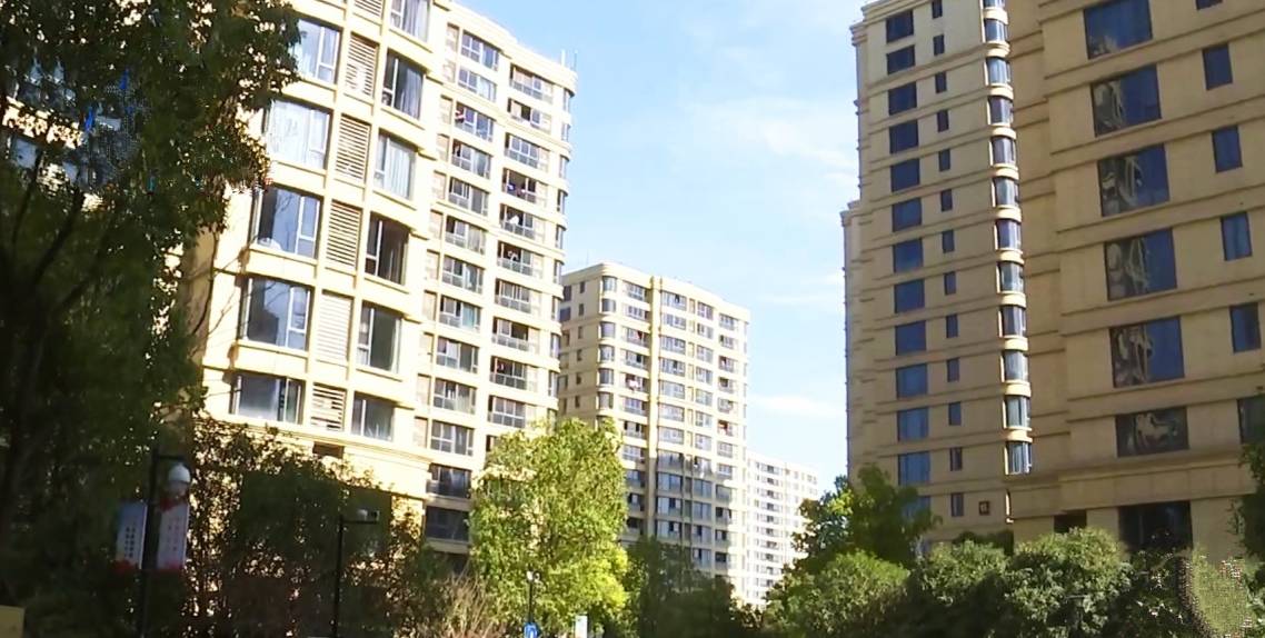 浙江一女子家中洗澡，浴室玻璃门突然炸裂，中介：她自己玩坏的！